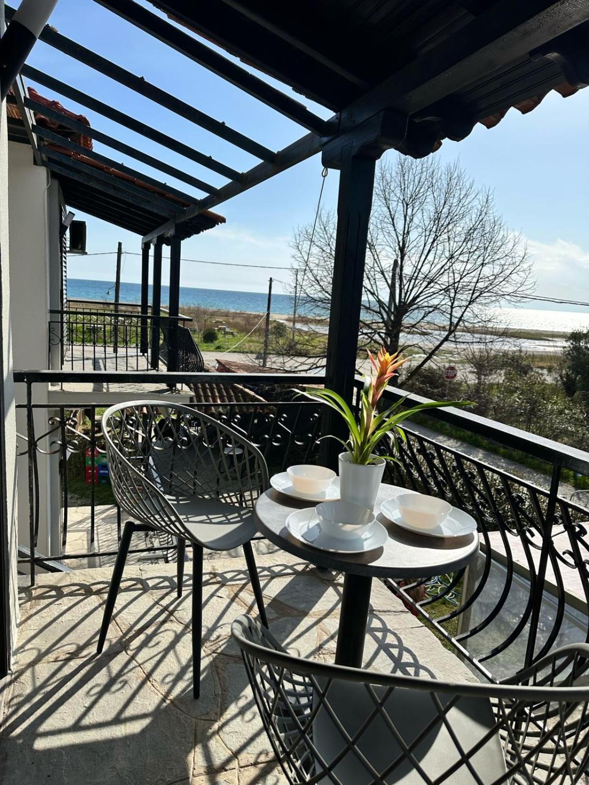 Room Nine 9 Beachfront Apartments Nea Kallikrateia Εξωτερικό φωτογραφία