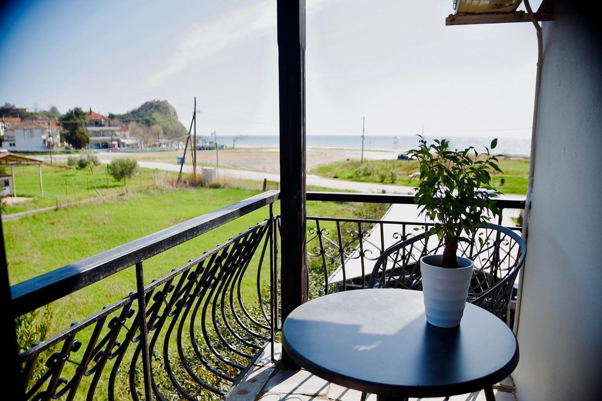 Room Nine 9 Beachfront Apartments Nea Kallikrateia Εξωτερικό φωτογραφία
