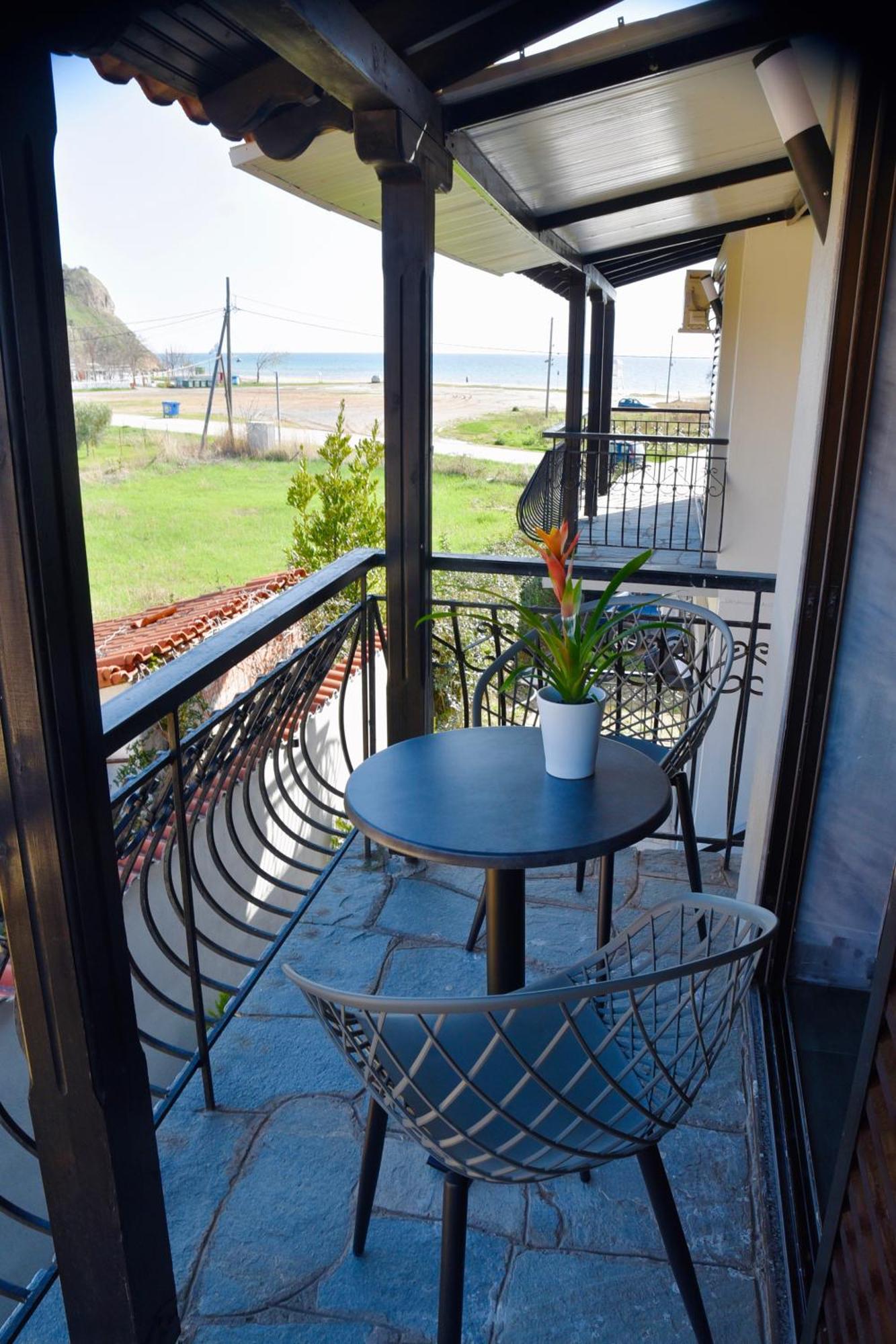Room Nine 9 Beachfront Apartments Nea Kallikrateia Εξωτερικό φωτογραφία