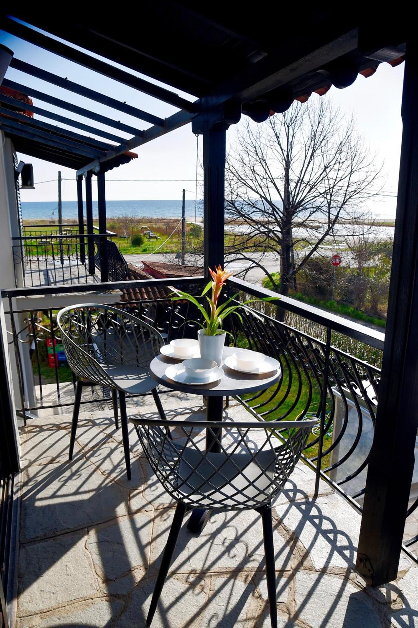 Room Nine 9 Beachfront Apartments Nea Kallikrateia Εξωτερικό φωτογραφία