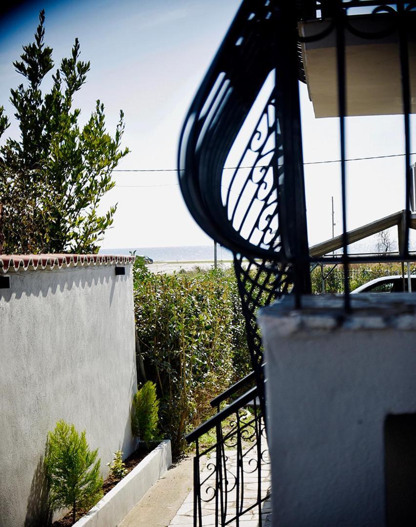 Room Nine 9 Beachfront Apartments Nea Kallikrateia Εξωτερικό φωτογραφία