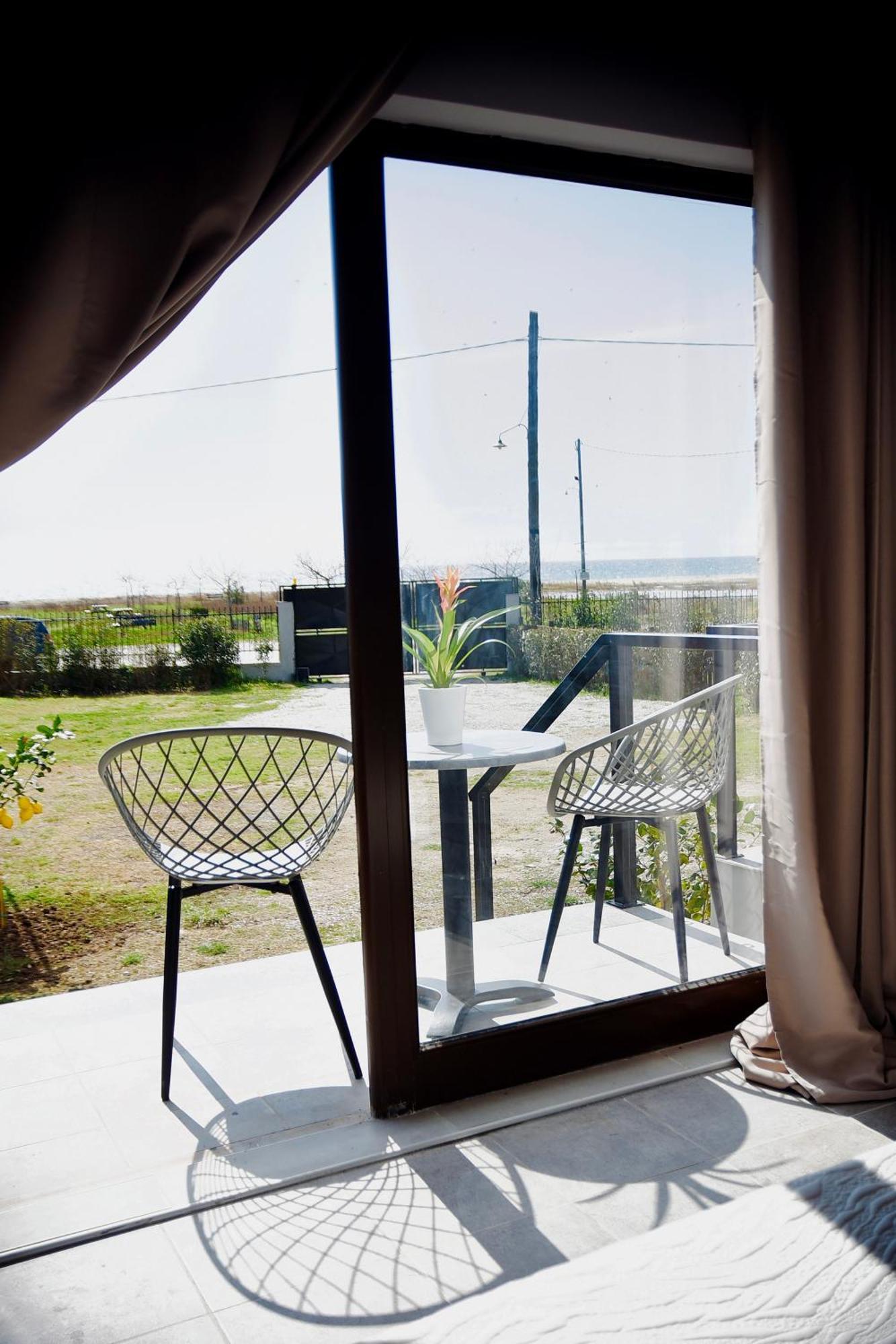 Room Nine 9 Beachfront Apartments Nea Kallikrateia Εξωτερικό φωτογραφία