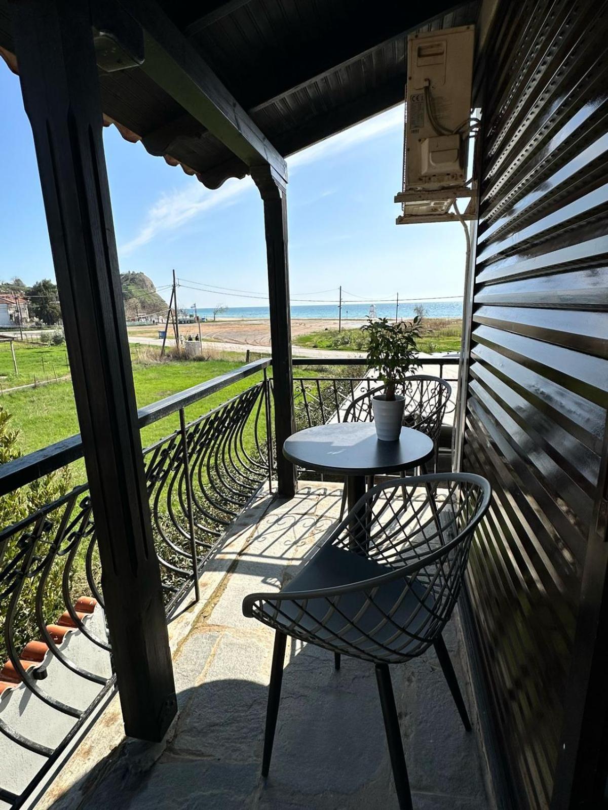 Room Nine 9 Beachfront Apartments Nea Kallikrateia Εξωτερικό φωτογραφία